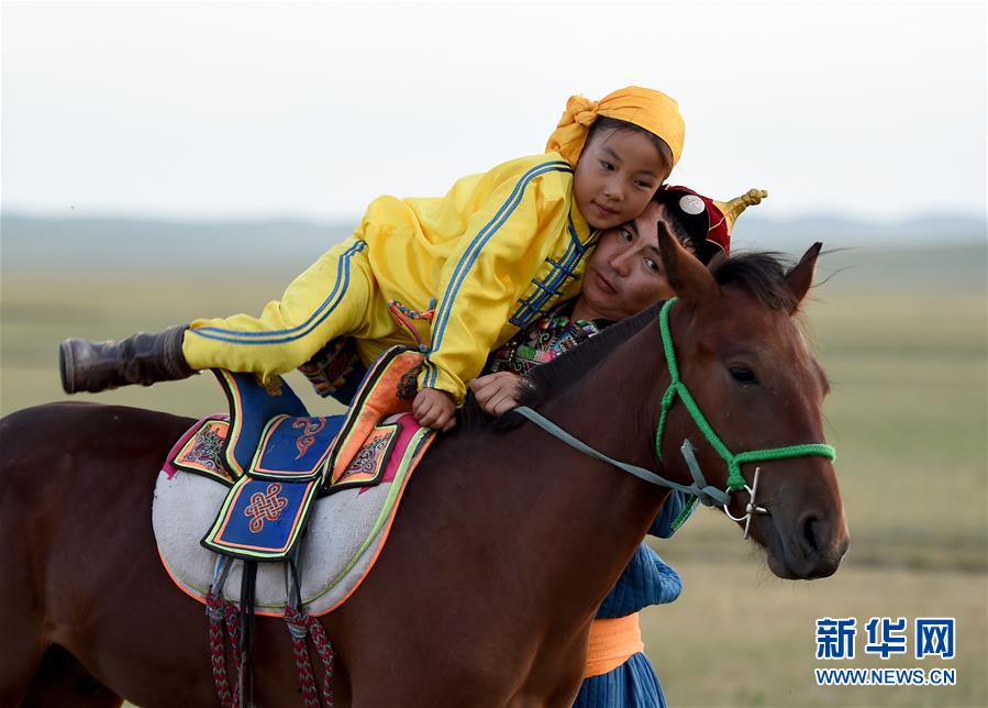 （圖片故事）（9） 少女騎手馬背上“飛馳”的夏天