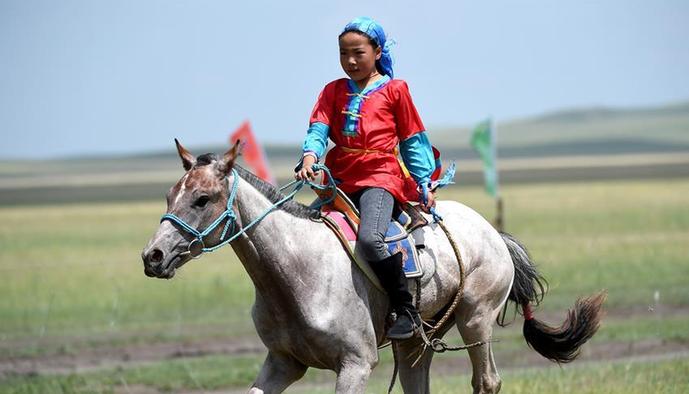 （圖片故事）（1） 少女騎手馬背上“飛馳”的夏天