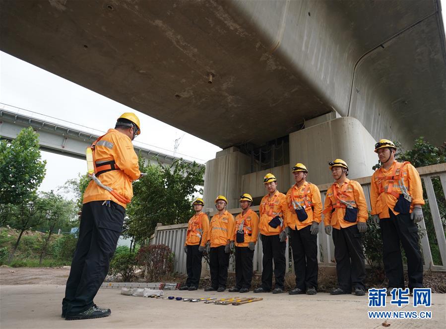 （社會(huì)）（1）巡檢高鐵“梁腹” 護(hù)航行車安全