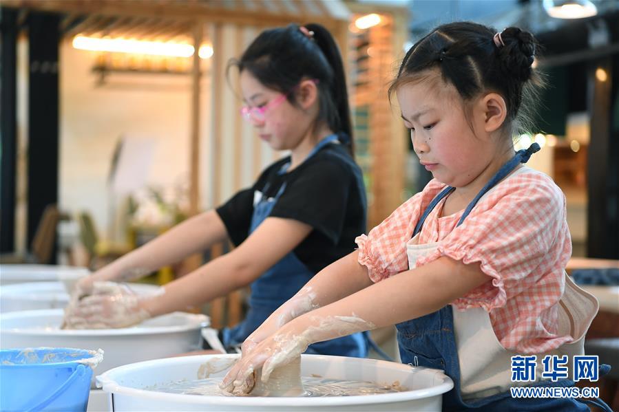 (社會)(5)“瓷都”娃娃暑期學陶藝