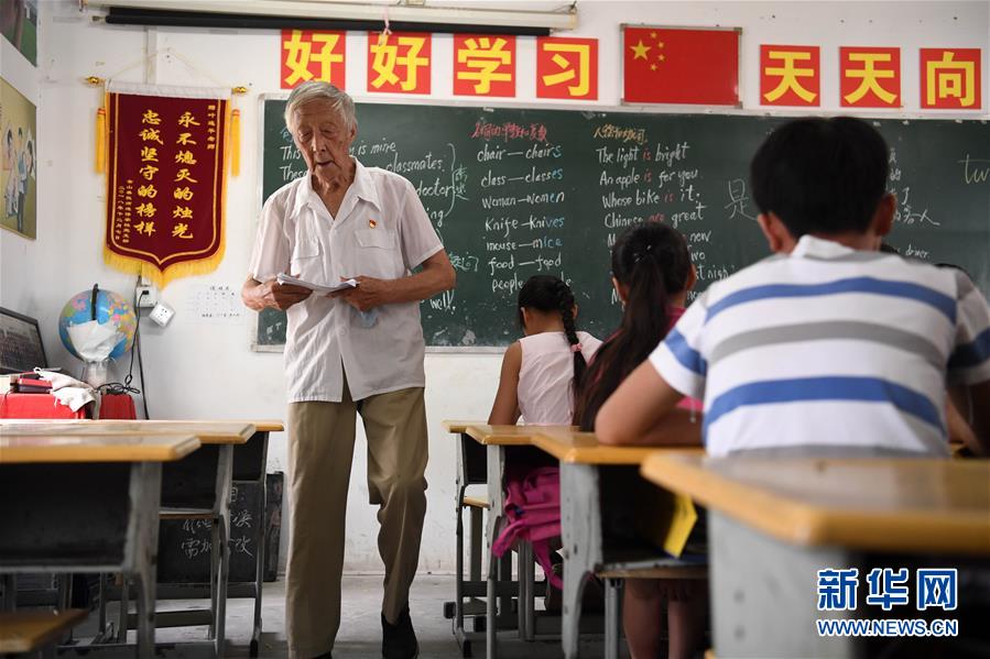 (圖片故事)(4)九旬老人:做一只和時(shí)間賽跑的“螢火蟲”