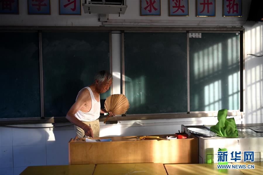 (圖片故事)(5)九旬老人:做一只和時(shí)間賽跑的“螢火蟲”