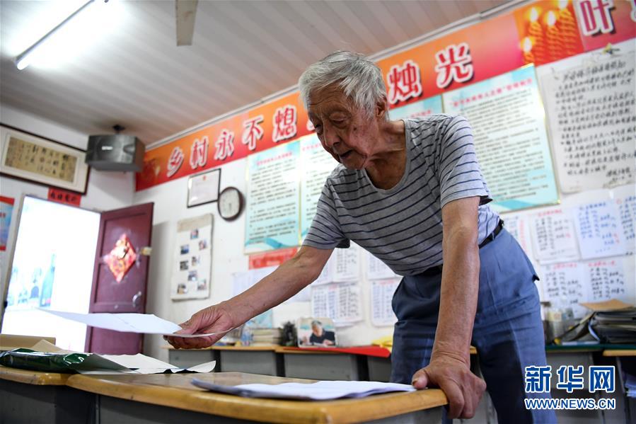 (圖片故事)(6)九旬老人:做一只和時(shí)間賽跑的“螢火蟲”
