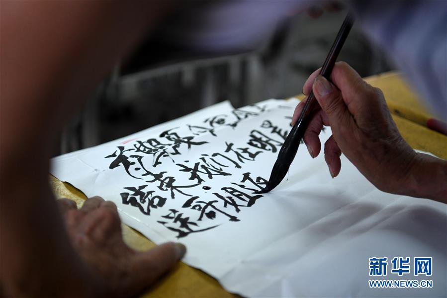 (圖片故事)(9)九旬老人:做一只和時(shí)間賽跑的“螢火蟲”