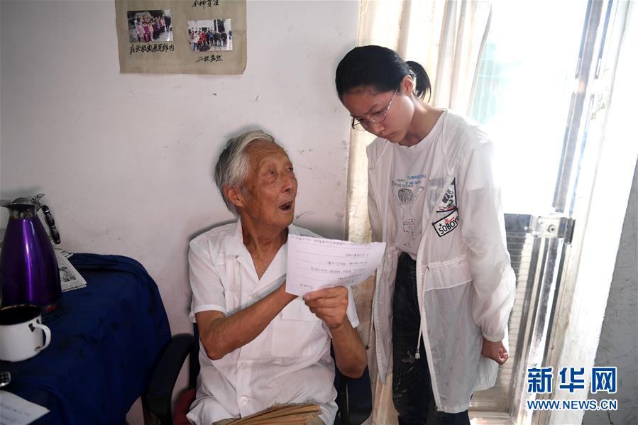 (圖片故事)(14)九旬老人:做一只和時(shí)間賽跑的“螢火蟲”