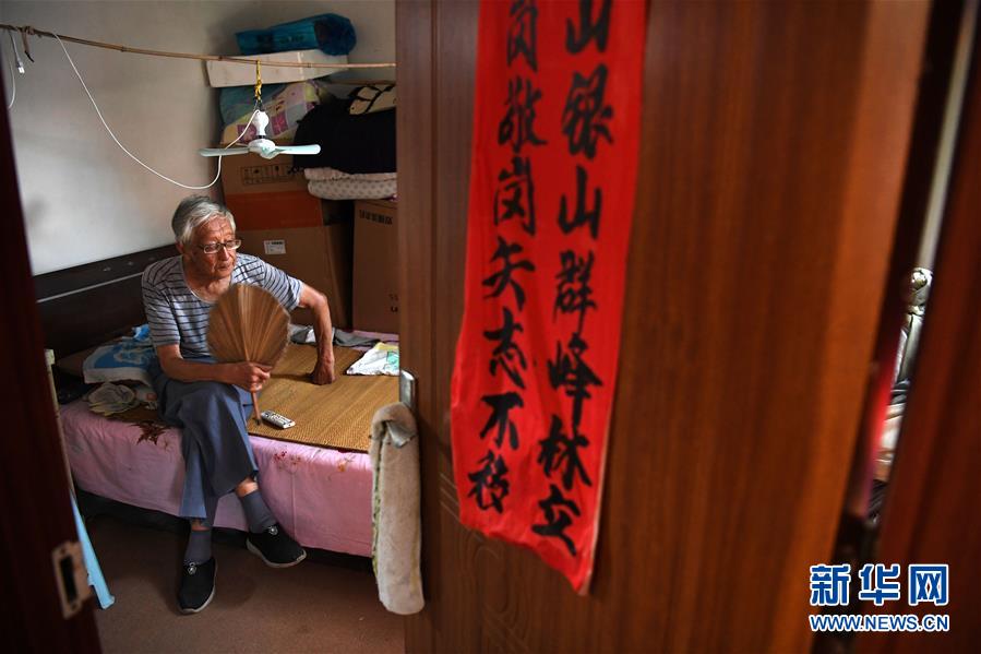 (圖片故事)(15)九旬老人:做一只和時(shí)間賽跑的“螢火蟲”