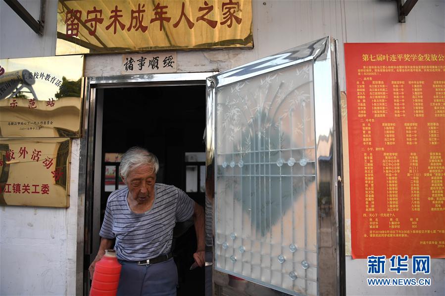 (圖片故事)(17)九旬老人:做一只和時(shí)間賽跑的“螢火蟲”