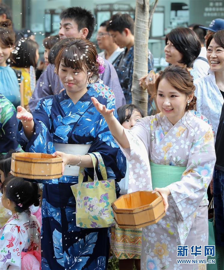（國(guó)際）（1）日本東京：浴衣潑水 清涼一“夏”