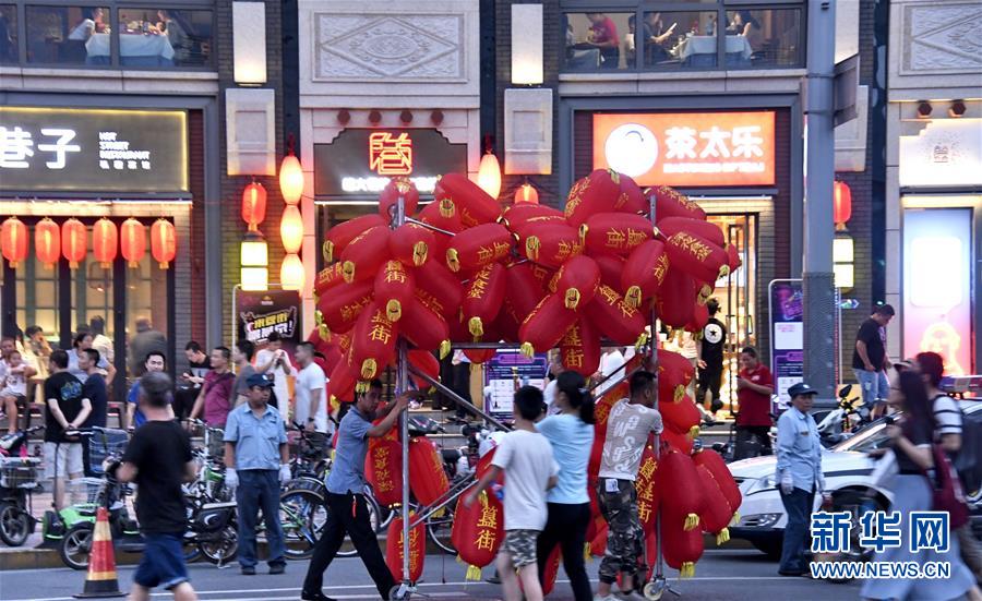 （社會(huì)）（1）大街小巷里的“夜經(jīng)濟(jì)”