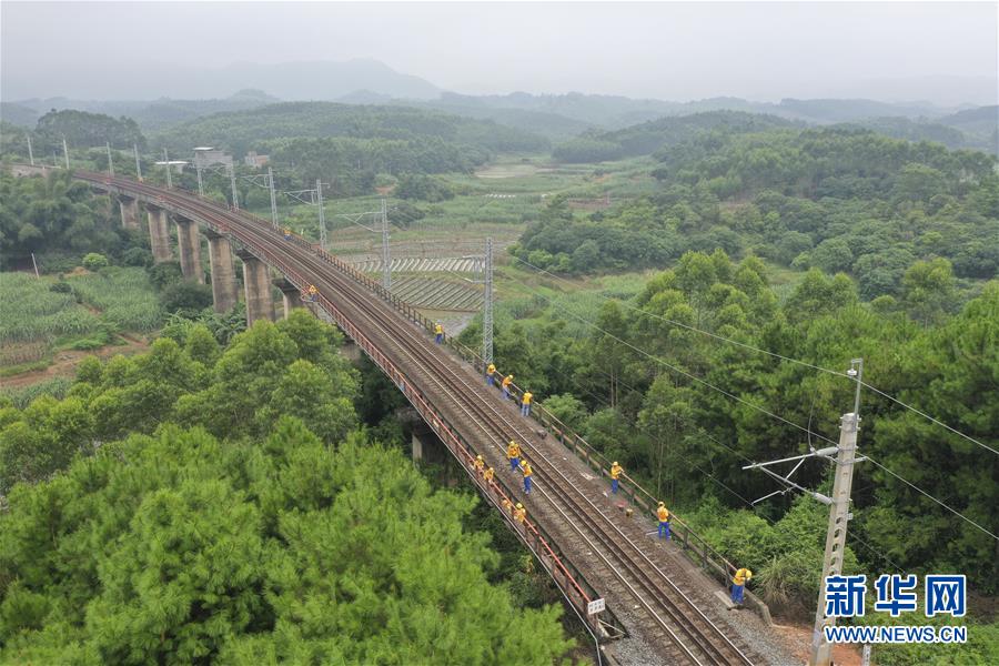 (圖片故事)(2)守護鐵路橋梁安全的“啄木鳥”