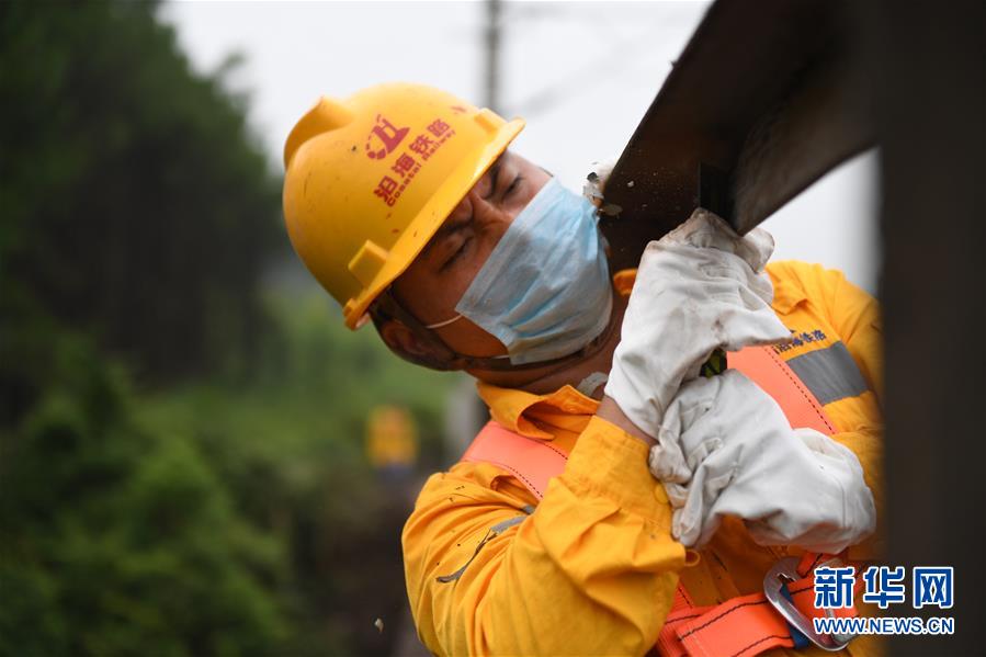(圖片故事)(3)守護鐵路橋梁安全的“啄木鳥”