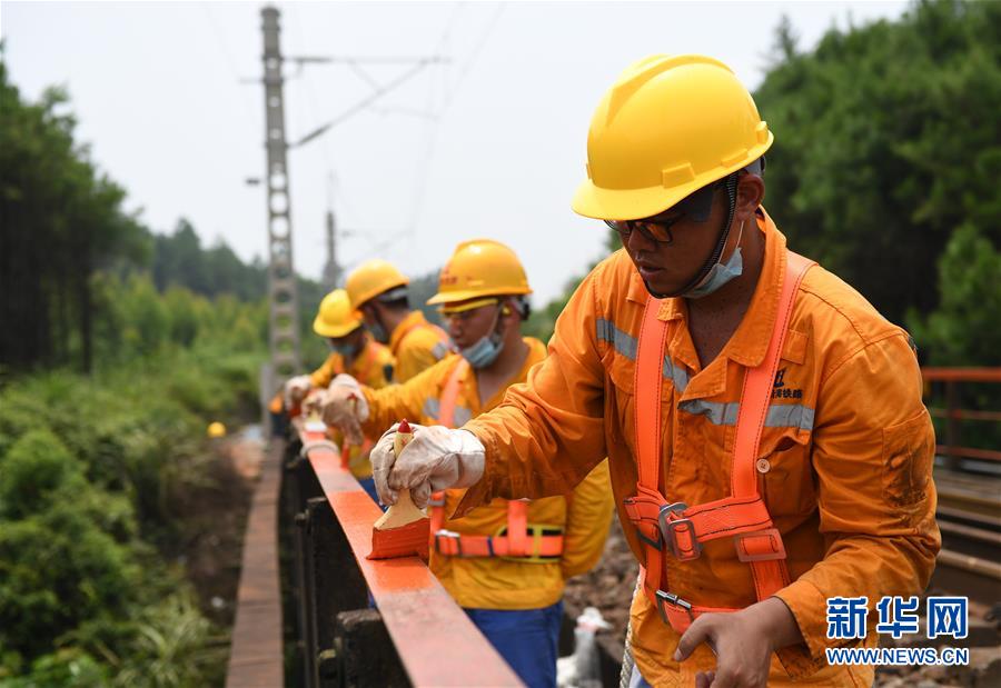 (圖片故事)(10)守護鐵路橋梁安全的“啄木鳥”