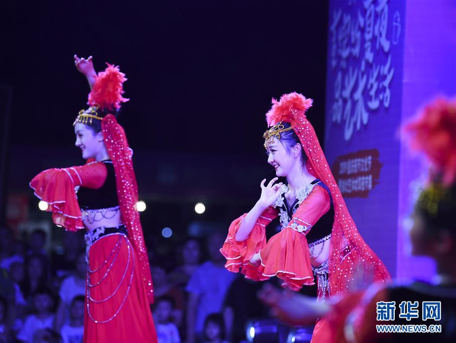 （社會(huì)）（1）夜經(jīng)濟(jì) 潮生活