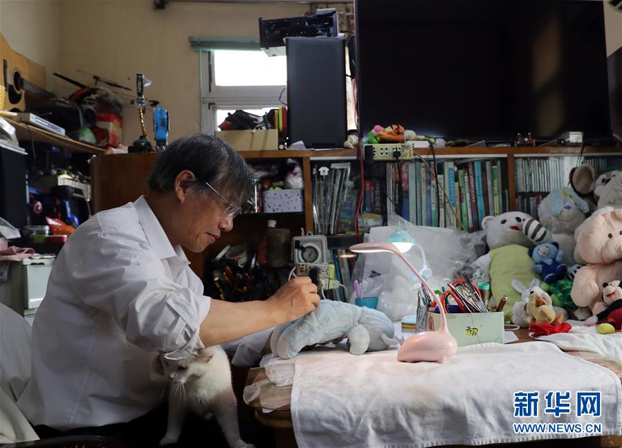 (圖片故事)(10)上海:七旬老人的“毛絨娃娃醫(yī)院”