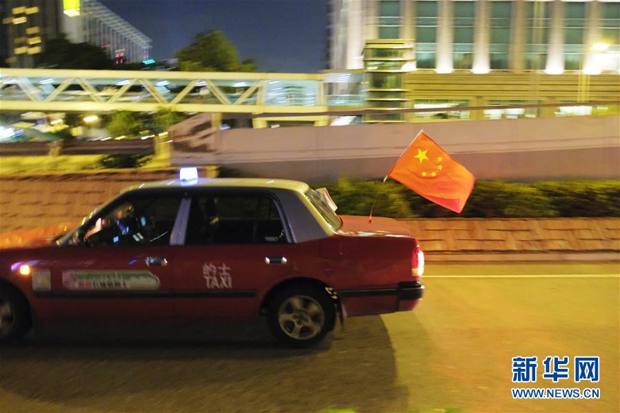 (港澳臺·圖文互動)(7)掛國旗、促穩定:香港的士司機發起“守護香港,風雨同舟”大行動