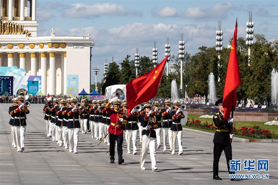 （國際）（2）中國人民解放軍軍樂團為莫斯科市民巡游演出