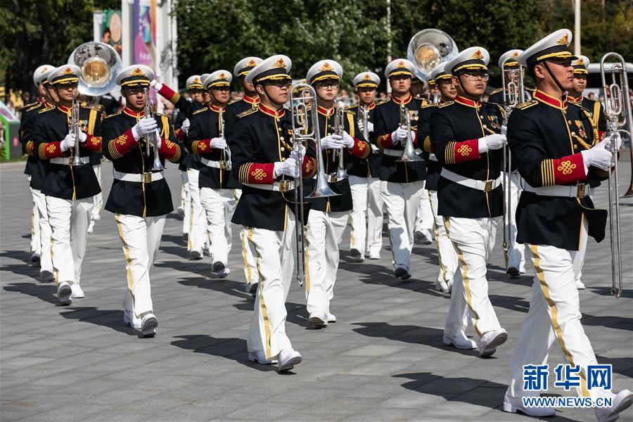 （國際）（1）中國人民解放軍軍樂團為莫斯科市民巡游演出