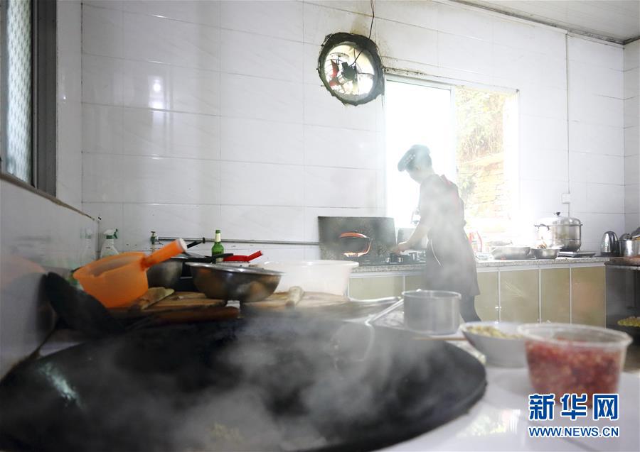 (圖片故事)(1)炒出脫貧的幸福“味道”