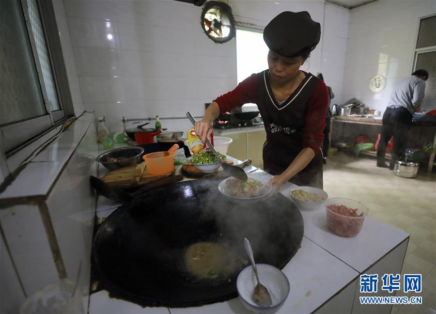 (圖片故事)(2)炒出脫貧的幸福“味道”
