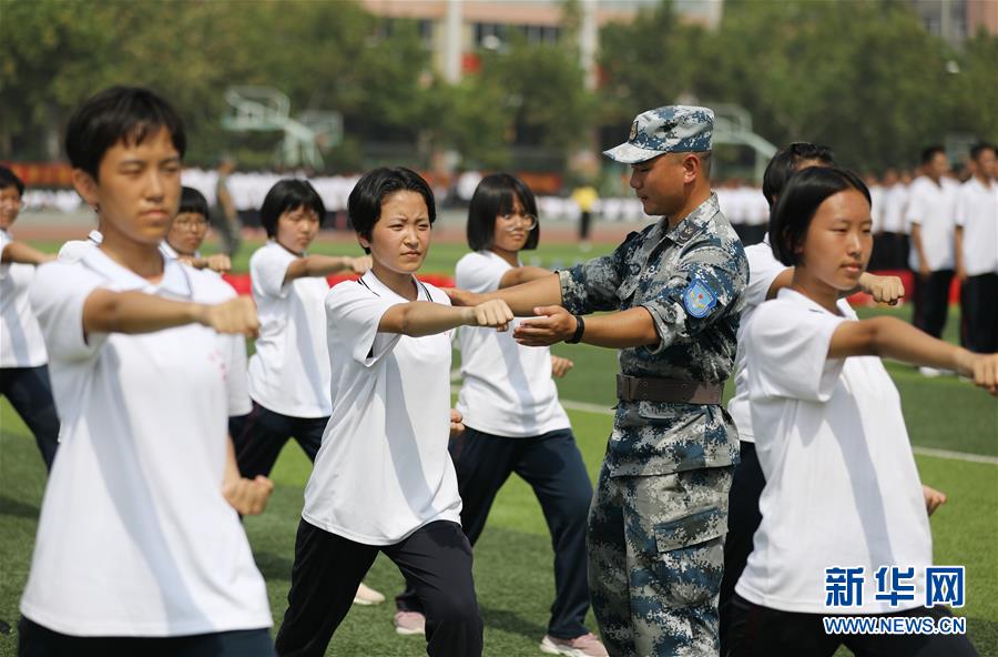 （教育）（1）入學(xué)“第一課” 軍訓(xùn)磨意志