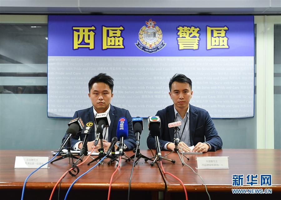 （港澳臺·圖文互動）（1）香港警方8月31日在港島西區(qū)拘捕8人 涉嫌藏有攻擊性武器