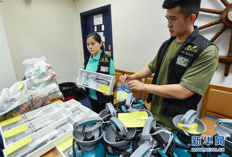 （港澳臺·圖文互動）（2）香港警方8月31日在港島西區拘捕8人 涉嫌藏有攻擊性武器