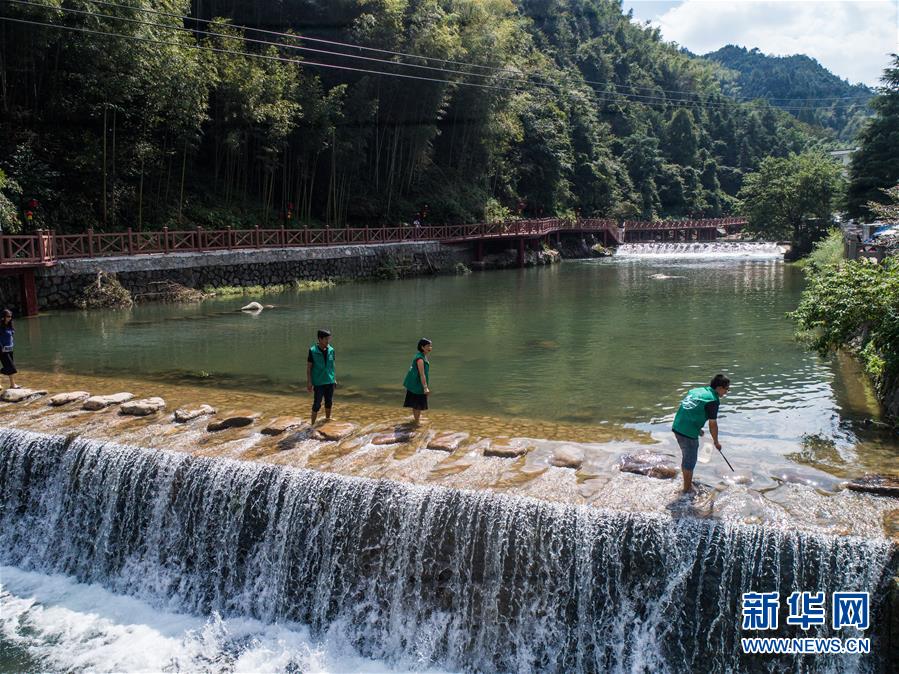（社會(huì)）（1）山村“綠管家”守護(hù)綠水青山