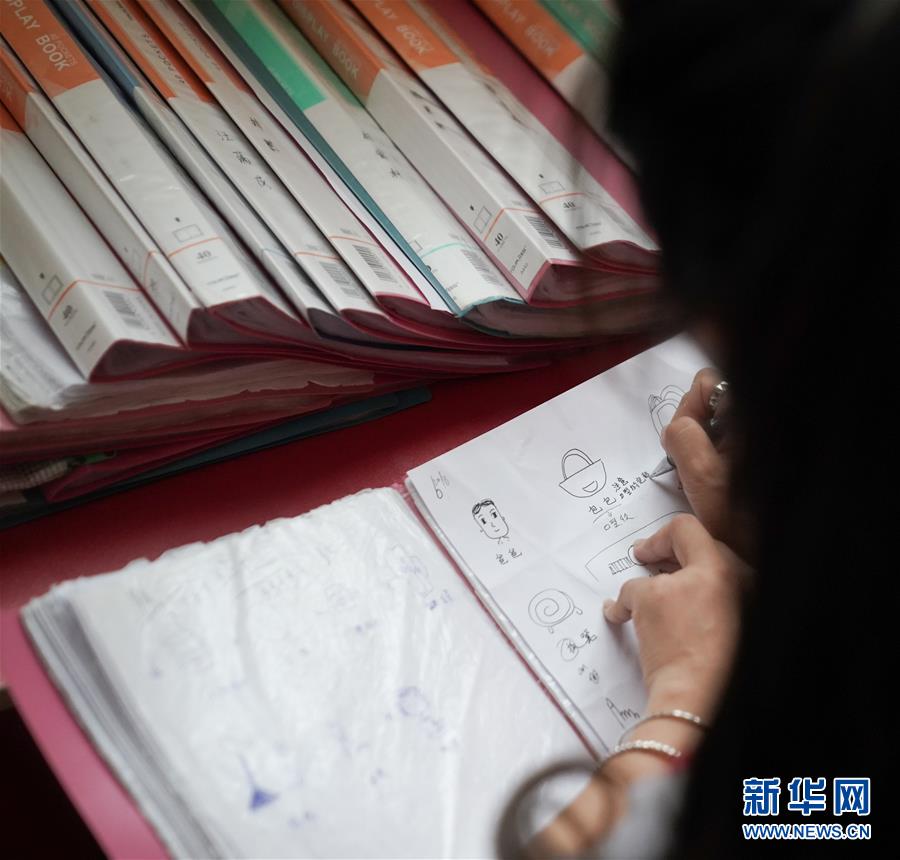 (圖片故事)(4)聽障寶寶們的“天使媽媽”