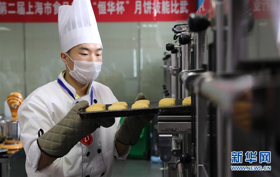 （社會）（1）烘焙大廚比拼月餅制作