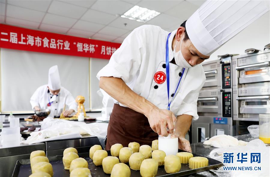 （社會）（3）烘焙大廚比拼月餅制作