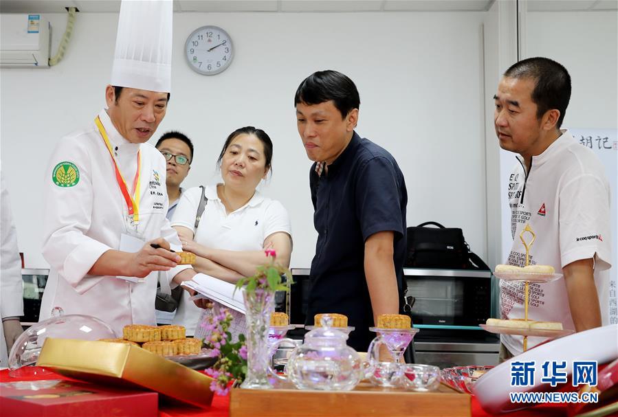 （社會）（4）烘焙大廚比拼月餅制作