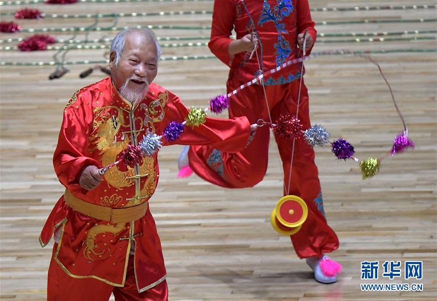 (民族運動會·圖文互動)(2)生命不息 跳繩不止——八旬“繩王”胡安民的健康中國夢(配本社同題文字稿)