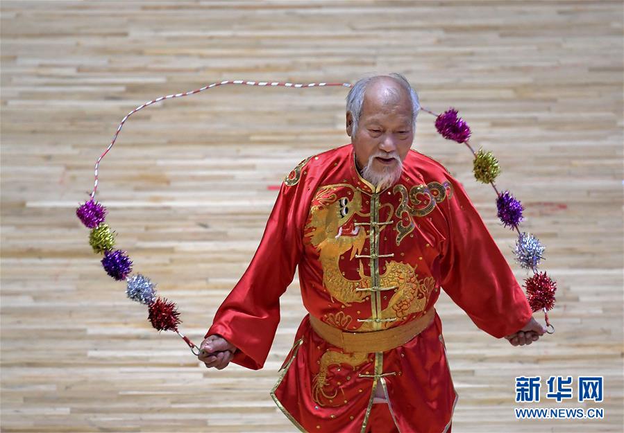 (民族運動會·圖文互動)(3)生命不息 跳繩不止——八旬“繩王”胡安民的健康中國夢(配本社同題文字稿)