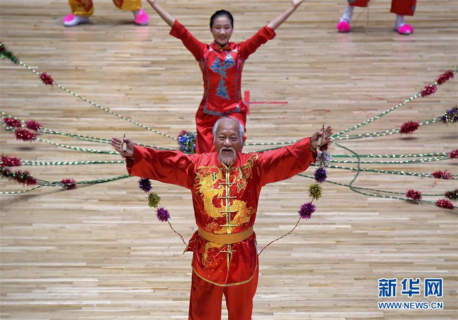 (民族運動會·圖文互動)(6)生命不息 跳繩不止——八旬“繩王”胡安民的健康中國夢(配本社同題文字稿)