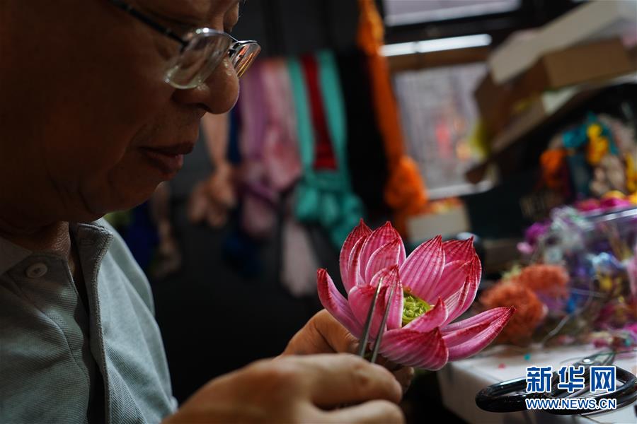 （圖片故事）（1）“守藝人”趙樹憲：期待手工藝絨花能夠品牌化、產(chǎn)業(yè)化