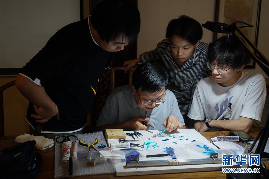 (圖片故事)(3)“守藝人”趙樹憲:期待手工藝絨花能夠品牌化、產(chǎn)業(yè)化