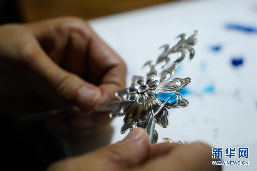 (圖片故事)(5)“守藝人”趙樹憲:期待手工藝絨花能夠品牌化、產(chǎn)業(yè)化