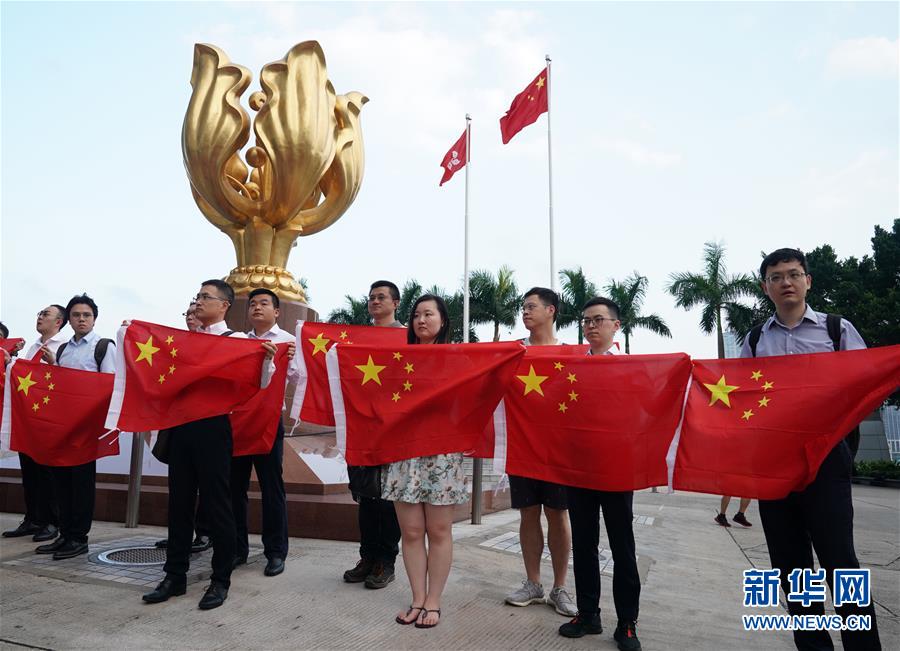 （圖文互動）（2）特寫：金紫荊廣場的70面國旗
