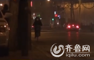 小李的媽媽每天都等著她回到家，自己才上床休息。可是前兩天的一個晚上，小李雖然按時回了家，可媽媽卻發現女兒的情緒不太對勁。 (視頻截圖)