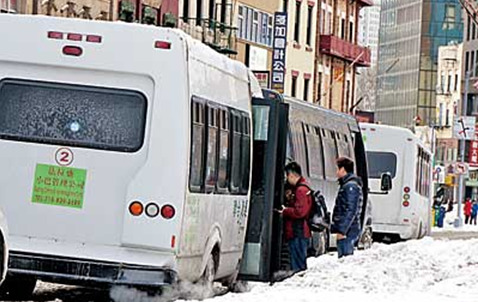 紐約暴風雪“埋”眾多車輛華人通勤小巴恢復營運