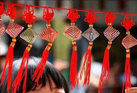 端午日，當地婦女、小孩子，莫不穿了新衣，額角上用雄黃蘸酒畫了個王字。任何人家到了這天必可以吃魚吃肉。大約上午11點鐘左右，全茶峒人就吃了午飯。把飯吃過后，在城里住家的，莫不倒鎖了門，全家出城到河邊看劃船。