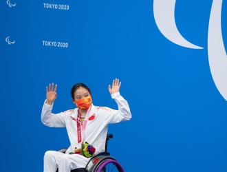 張麗拼下中國代表團游泳首金