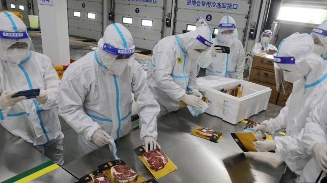 第五屆進博會首批進口冷鏈食品展品抵達總倉