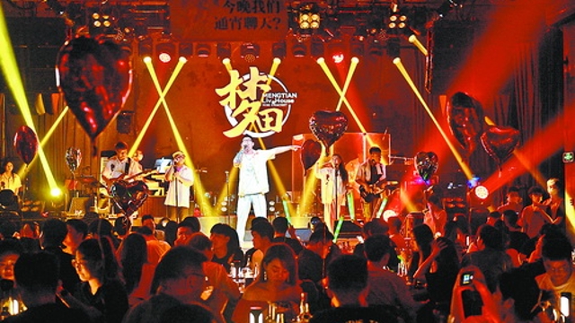 年輕人正拉著旅行箱來廈聽演唱會