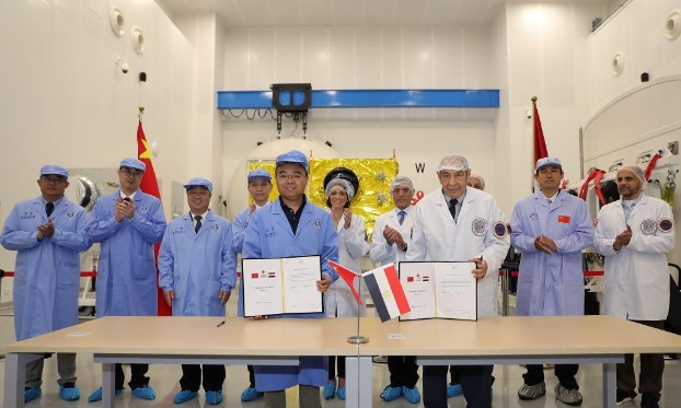 中國政府援助埃及二號衛(wèi)星初樣星成功交付(高清組圖)