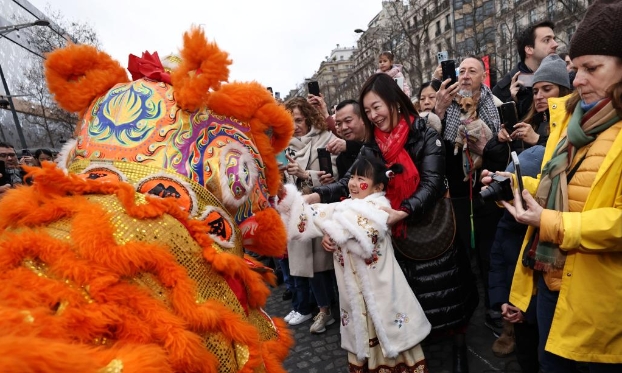 巴黎香榭麗舍大街舞動中國龍慶祝新春(高清組圖)