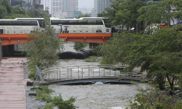 韓國(guó)首爾持續(xù)降雨