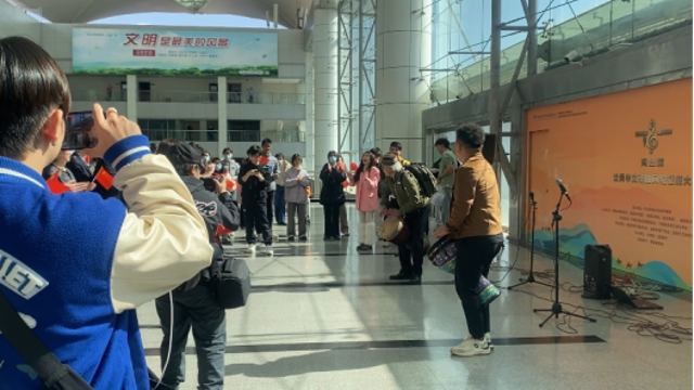 音樂快閃！“我把家鄉唱給你聽”走進福州火車站