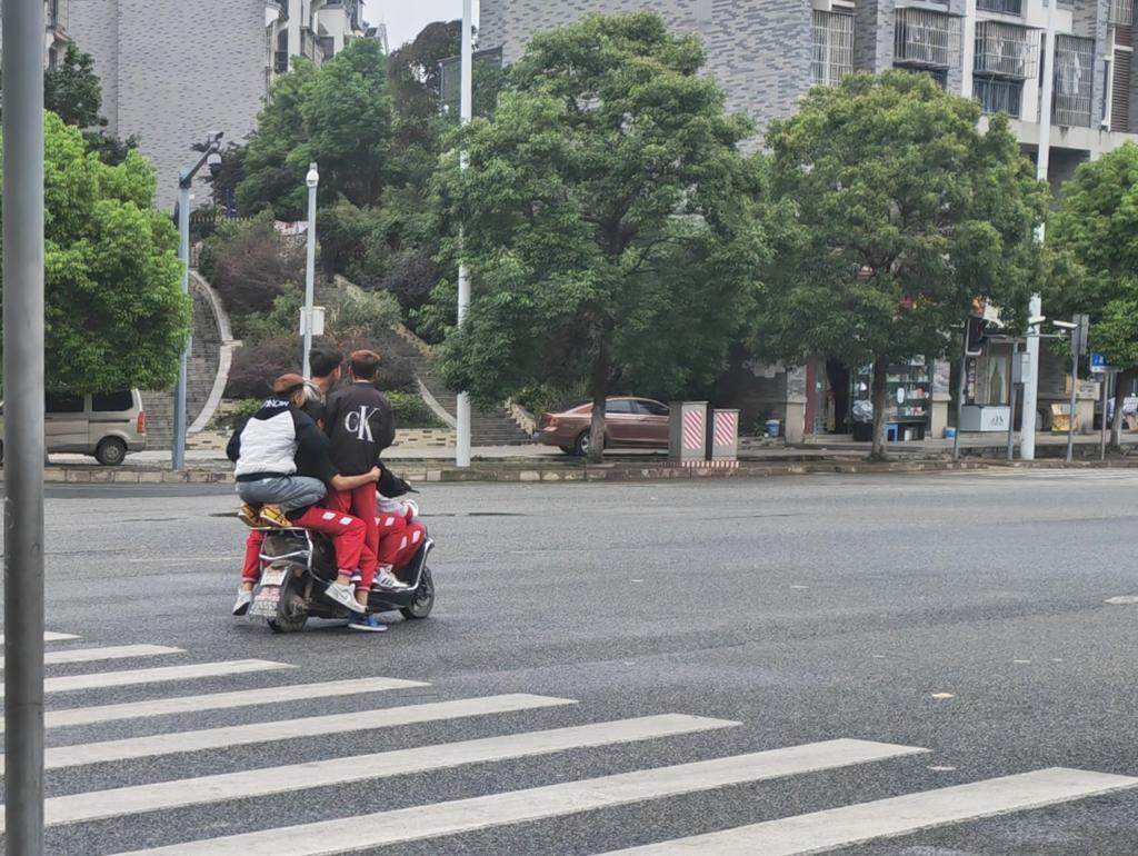 新華視點(diǎn)丨透視未成年人駕駛亂象