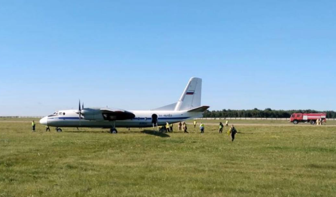 俄羅斯一架安-24客機(jī)起飛時滑出跑道 無人員傷亡